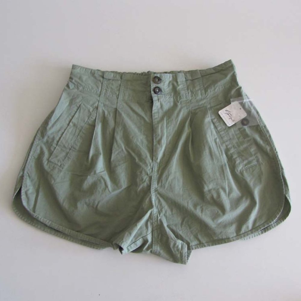 FREE PEOPLE pleated shorty pull on shorts in cool moss